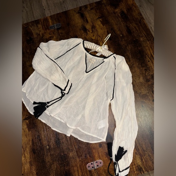 White V-Neck Women's‎ Top - Picture 7 of 10